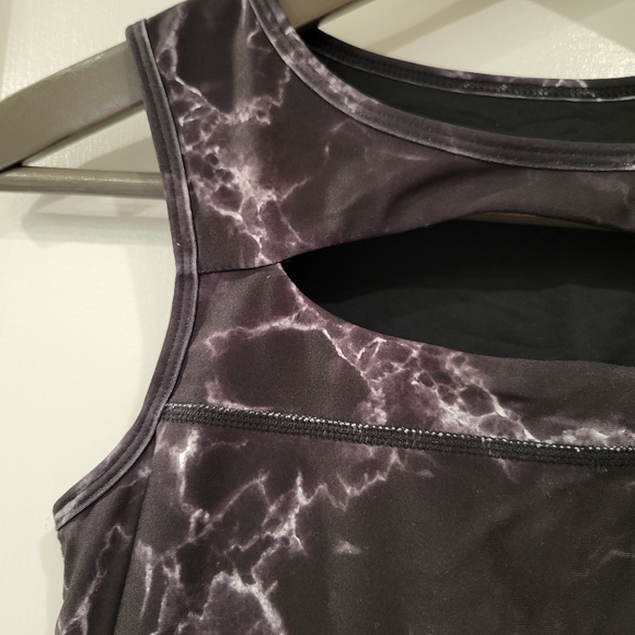 Buff bunny marble cropped tank - Picture 6 of 10